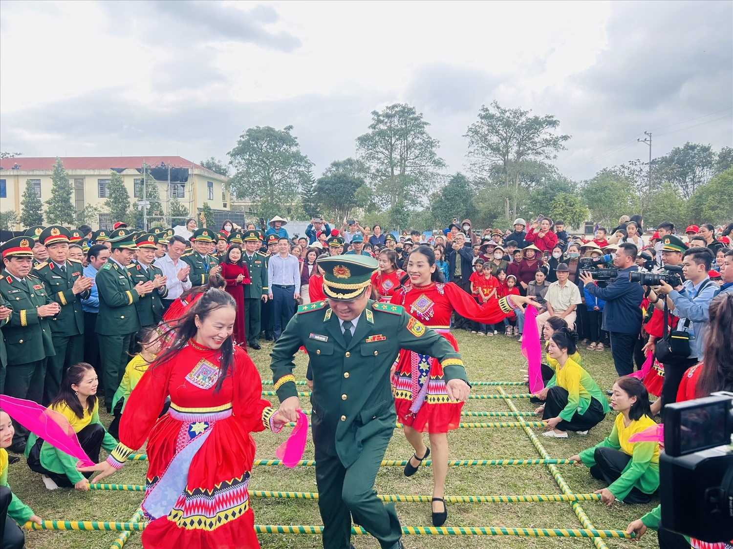 Hoạt động văn nghệ tại chương trình thu hút đông đảo Nhân dân tham dự