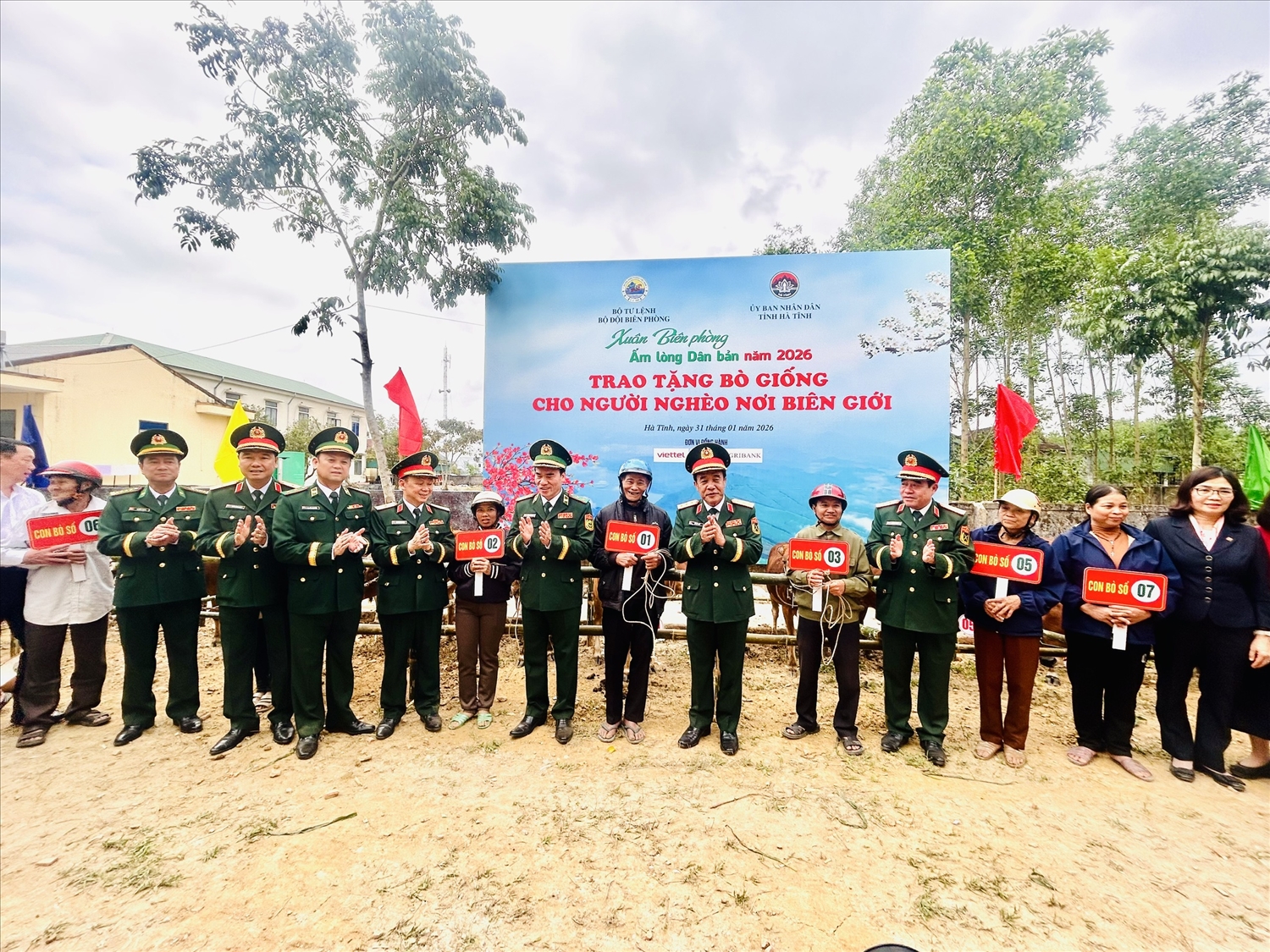 Tại chương trình Bộ Tư lệnh Bộ đội Biên phòng đã trao tặng 31 con bò giống cho 31 gia đình có hoàn cảnh khó khăn trên địa bàn 