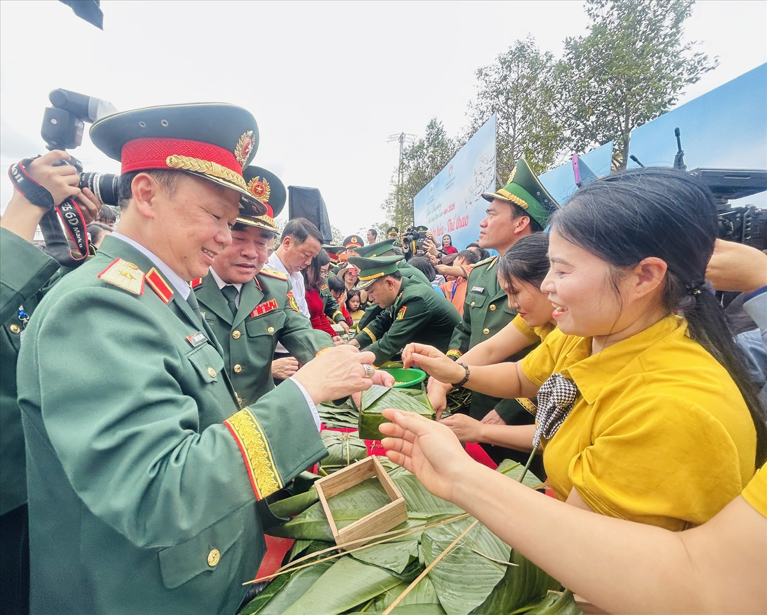 Hoạt động gói bánh trưng tại chương trình