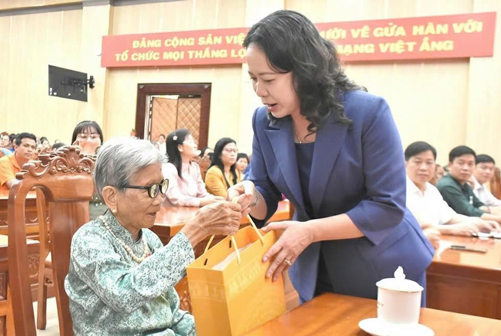 Phó Chủ tịch nước Võ Thị Ánh Xuân dành nhiều thời gian thăm hỏi và động viên các tầng lớp Nhân dân