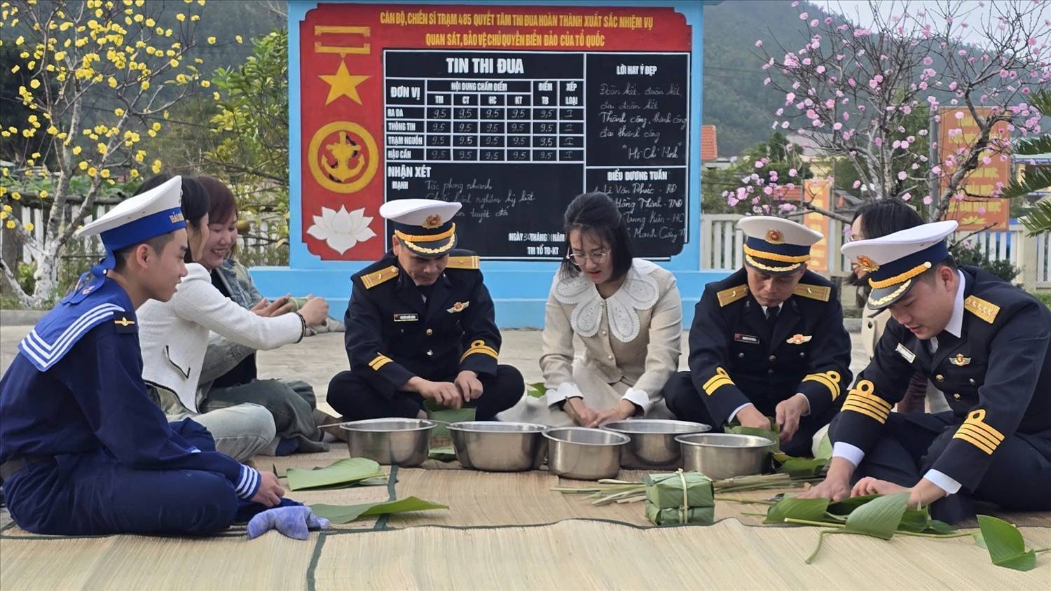 Quân, dân trên đảo Trà Bản gói bánh chưng