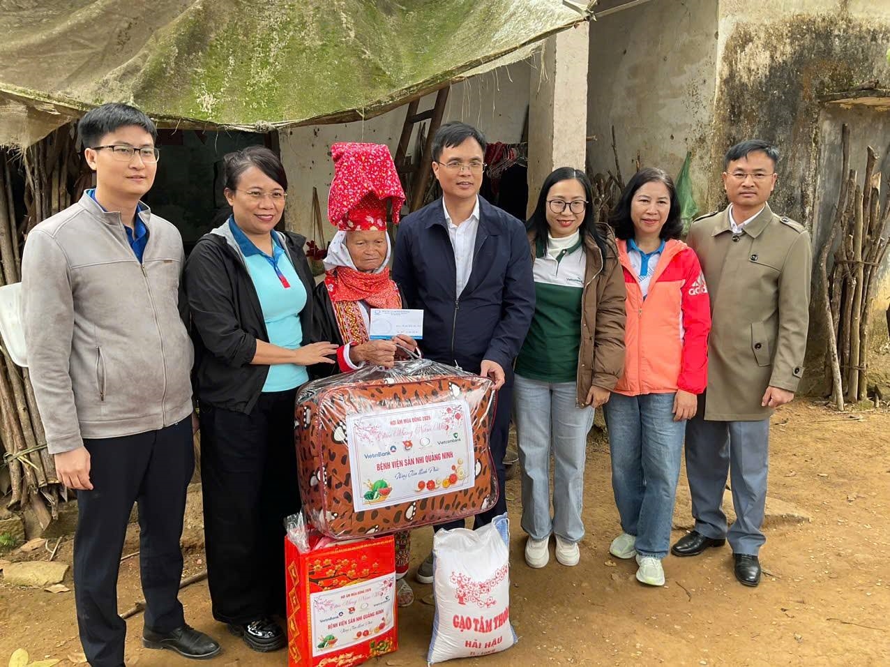 Nhiều phần quà ý nghĩa trao tặng cho các hộ khó khăn trên địa bàn xã Hoành Mô