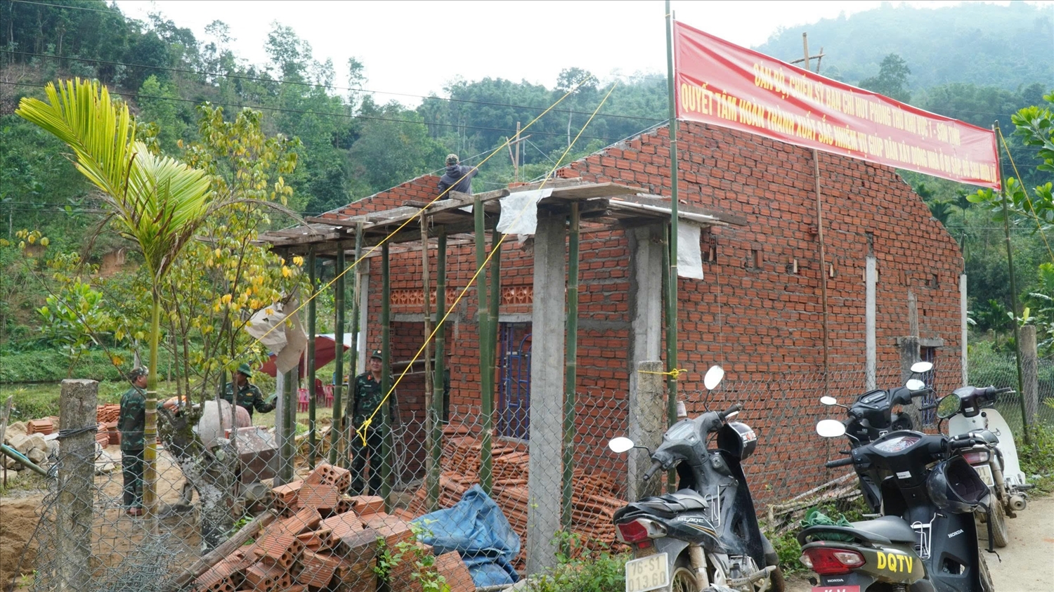 Các cán bộ, chiến sỹ tham gia “Chiến dịch Quang Trung” đang đồng lòng, hợp sức đẩy nhanh tiến độ thi công với hy vọng sẽ bàn giao “mái ấm” cho bà con trước dịp Tết Nguyên đán.