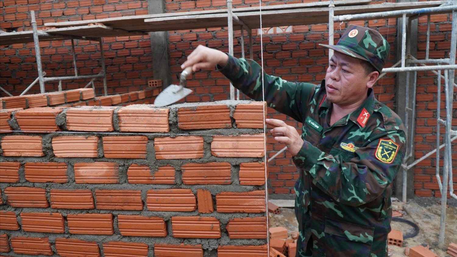 Lực lượng vũ trang đang gấp rút đẩy nhanh tiến độ xây nhà cho bà con với quyết tâm hoàn thành trước Tết Nguyên đán Bính Ngọ