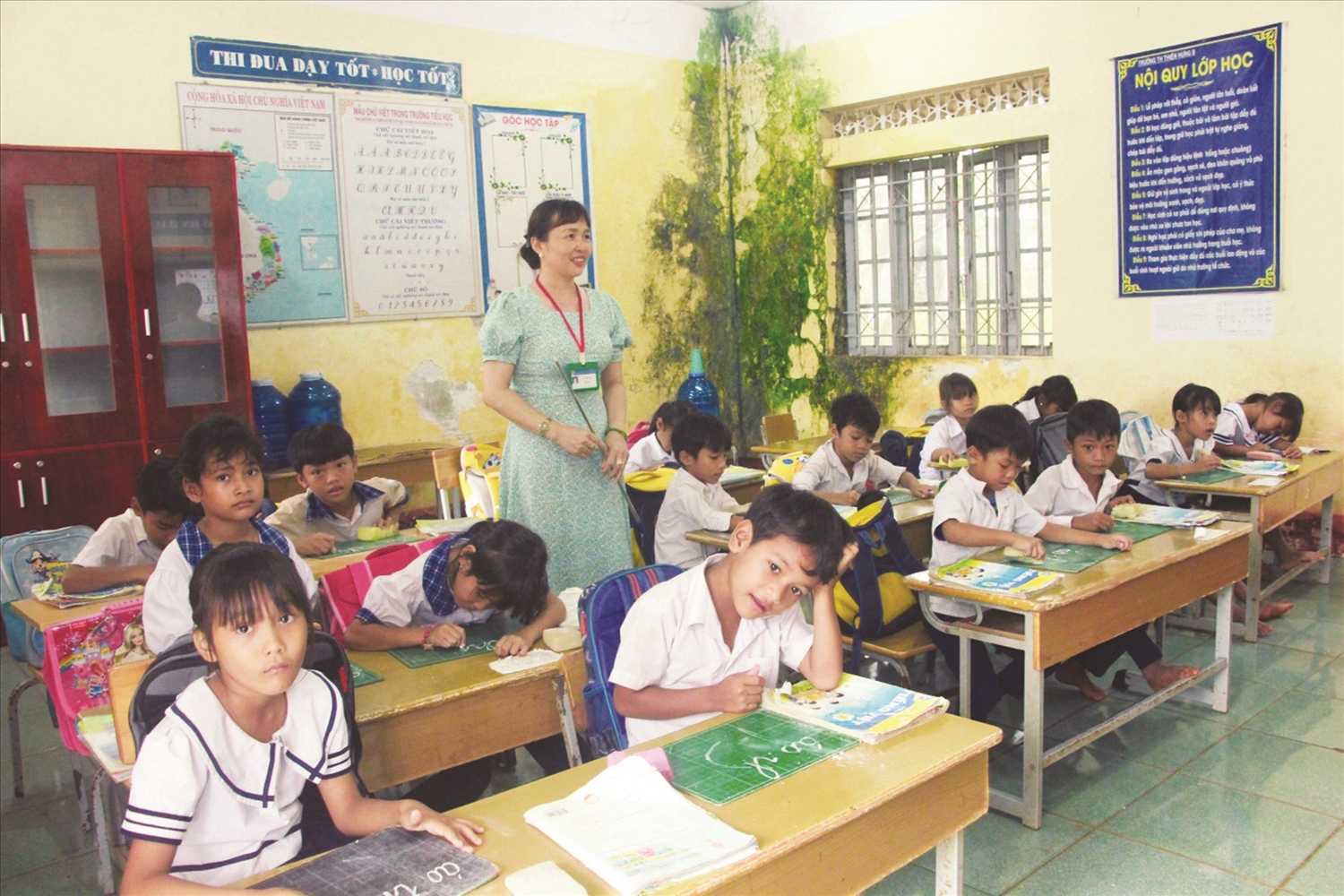 Cô và trò tại điểm trường Thiện Cư, xã biên giới Thiện Hưng, tỉnh Đồng Nai trong giờ lên lớp