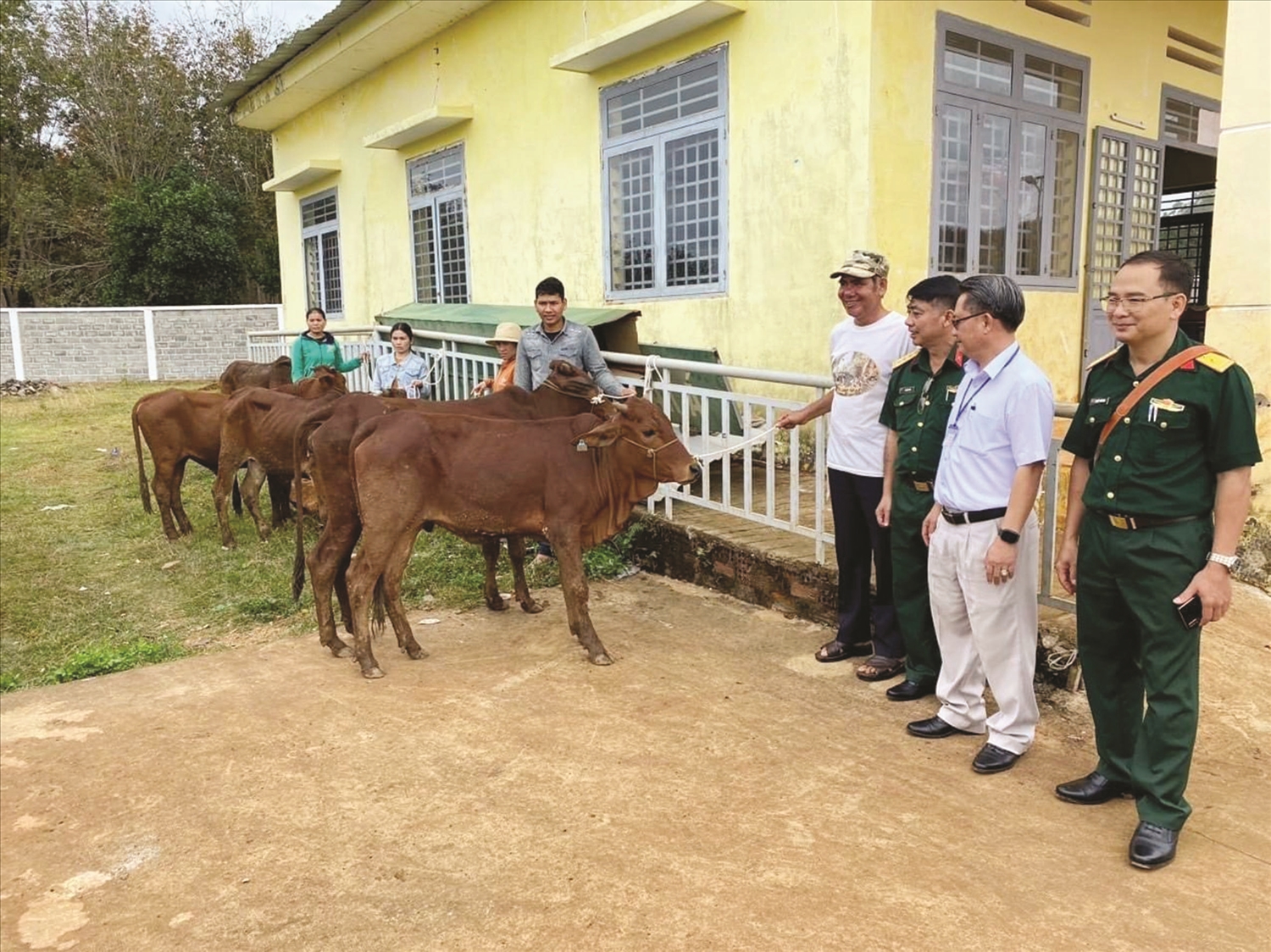 Trao bò giống cho đồng bào DTTS xã biên giới Bù Gia Mập, tỉnh Đồng Nai