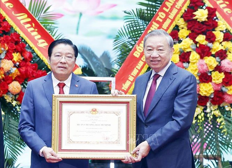 Tổng Bí thư Tô Lâm trao Huân chương Hồ Chí Minh tặng Ban Nội chính Trung ương - Ảnh: TTXVN