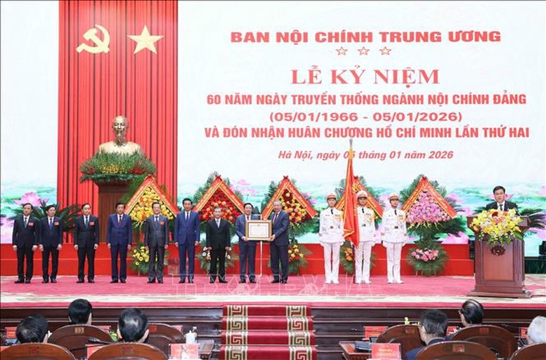 Tổng Bí thư Tô Lâm trao Huân chương Hồ Chí Minh cho Ban Nội chính Trung ương - Ảnh: TTXVN