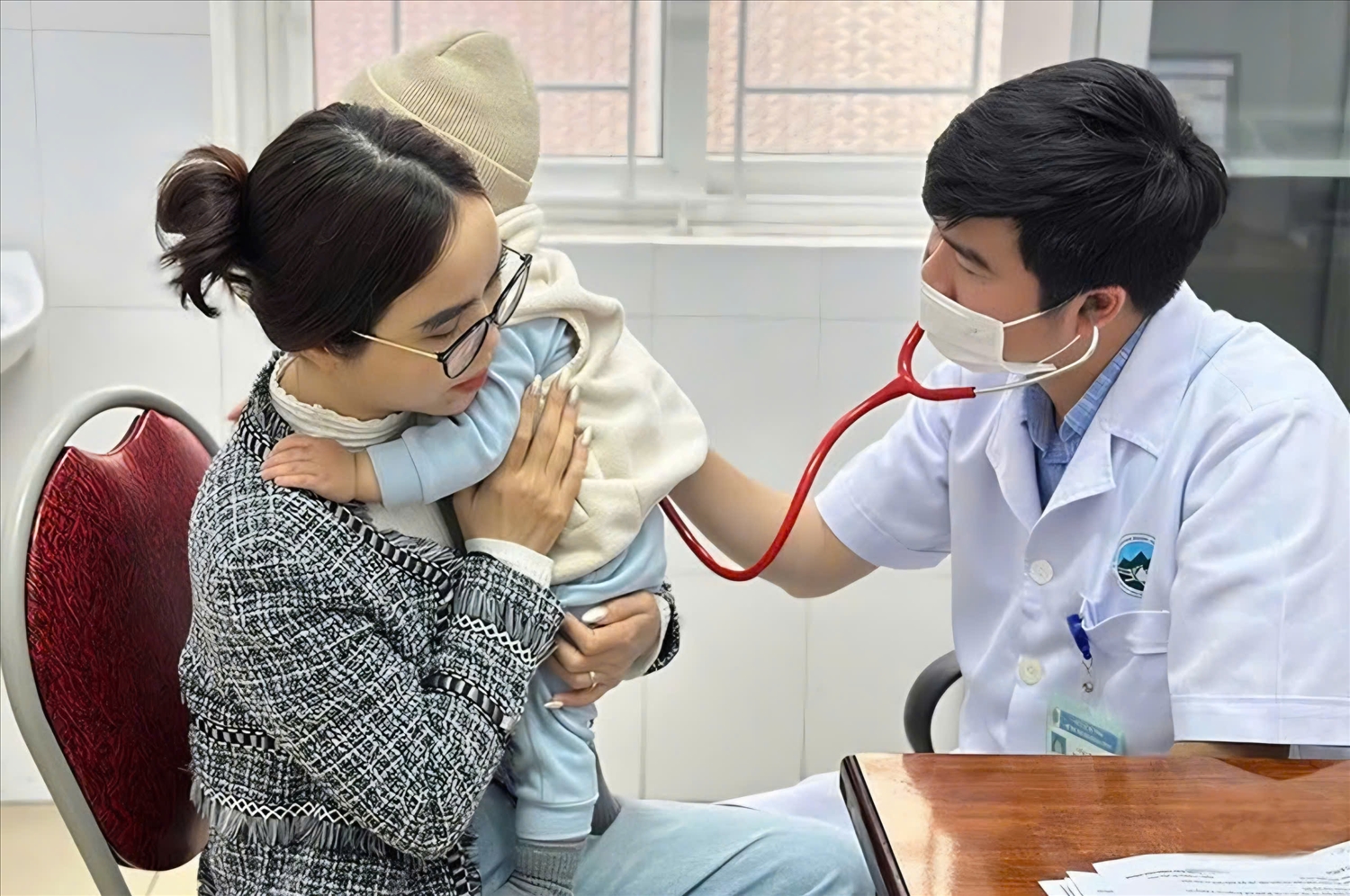 Bộ Y tế cảnh báo dịp cuối năm thời tiết chuyển mùa kết hợp với mật độ giao thương gia tăng tạo điều kiện thuận lợi cho các tác nhân gây bệnh lây lan, đặc biệt qua đường hô hấp và tiêu hóa