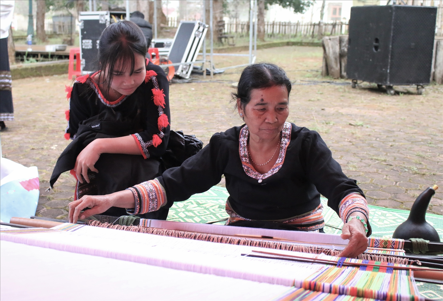 Hơn 50 năm gắn bó với nghề dệt thổ cẩm, nghệ nhân Y Thuật mong muốn thế hệ trẻ luôn biết yêu quý và gìn giữ nghề truyền thống của dân tộc. (Ảnh: Ngọc Chí)