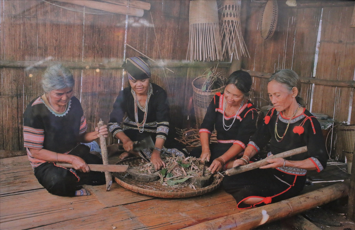 Phụ nữ Xơ Đăng ở xã Đăk Ui giữ nghề làm men lá truyền thống. (Ảnh: Ngọc Chí)