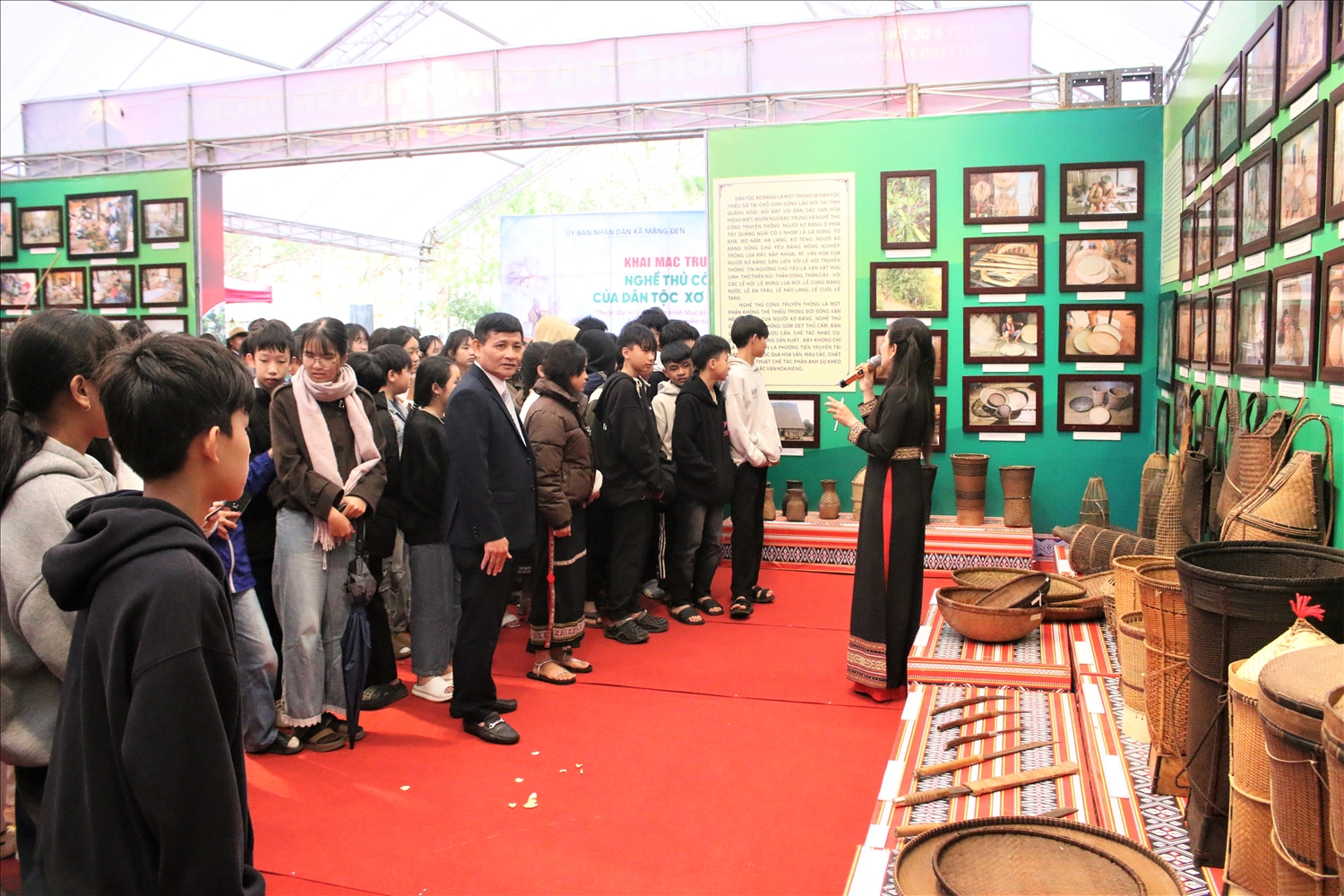 Bảo tàng Tổng hợp tỉnh Quảng Ngãi tổ chức Triễn lãm, trưng bày nghề truyền thống của dân tộc Xơ Đăng tại không gian chợ phiên Măng Đen để giới thiệu đến du khách trong và ngoài tỉnh. (Ảnh: Ngọc Chí)