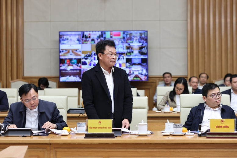 Đại diện Tổng Công ty Đường sắt Việt Nam báo cáo tại phiên họp - Ảnh: VGP/Nhật Bắc