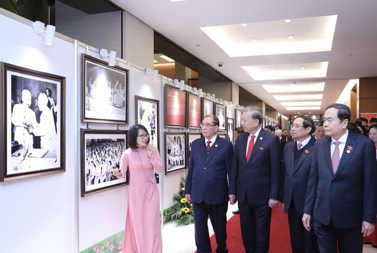 Tổng Bí thư Tô Lâm cùng các đồng chí lãnh đạo, nguyên lãnh đạo Đảng, Nhà nước xem trưng bày ảnh tại Lễ kỷ niệm - Ảnh: VGP/Nhật Bắc