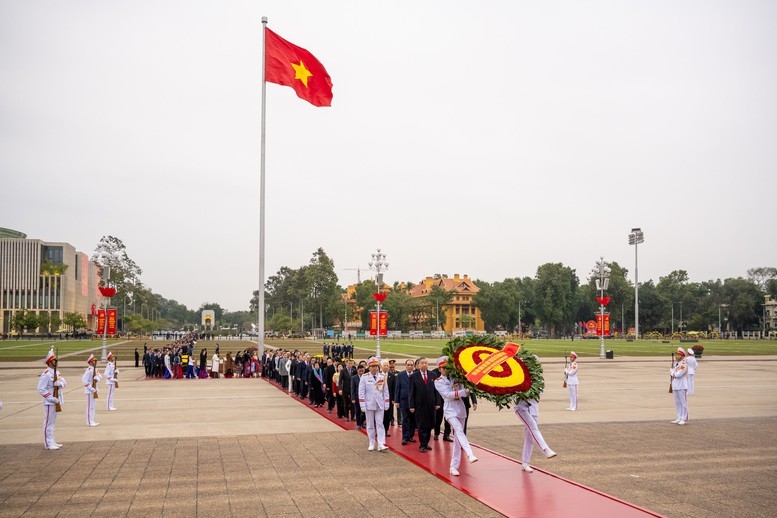 Tổng Bí thư Tô Lâm dẫn đầu đoàn đại biểu đặt vòng hoa, vào Lăng viếng Chủ tịch Hồ Chí Minh - Ảnh: Quochoi.vn