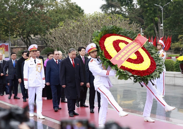 Đoàn đại biểu lãnh đạo Đảng, Nhà nước và đại diện các thế hệ đại biểu Quốc hội các nhiệm kỳ đặt vòng hoa, tưởng nhớ các anh hùng liệt sĩ tại Đài tưởng niệm các Anh hùng liệt sĩ tại đường Bắc Sơn - Ảnh: VGP/Nhật Bắc