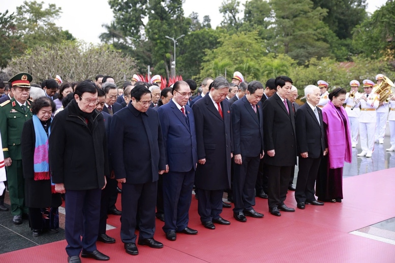 Đoàn đại biểu lãnh đạo Đảng, Nhà nước và đại diện các thế hệ đại biểu Quốc hội các nhiệm kỳ đặt vòng hoa, tưởng nhớ các anh hùng liệt sĩ tại Đài tưởng niệm các Anh hùng liệt sĩ tại đường Bắc Sơn - Ảnh: VGP/Nhật Bắc
