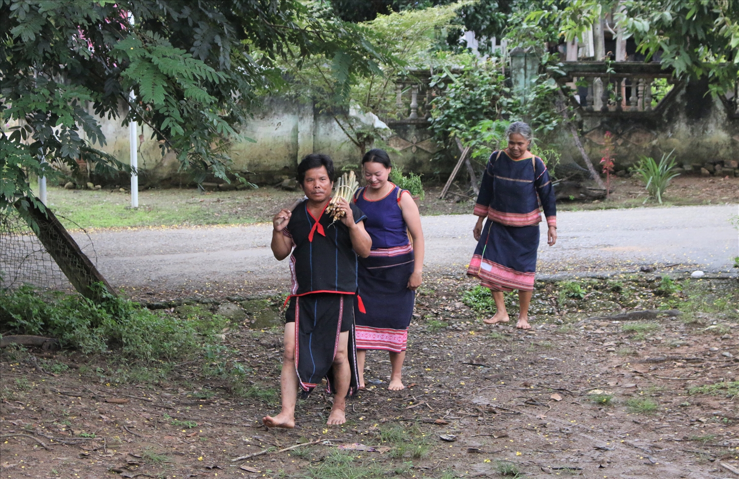 Đồng bào Gia Rai ở làng Chốt lấy nguyên liệu tự nhiên chuẩn bị chế biến các món ăn truyền thống. (Ảnh: Ngọc Chí)