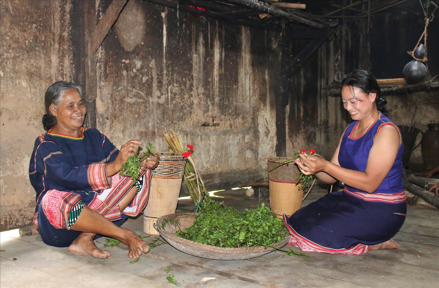 Phụ nữ người Gia Rai ở làng Chốt chuẩn bị làm món rau dớn băm. (Ảnh: Ngọc Chí)