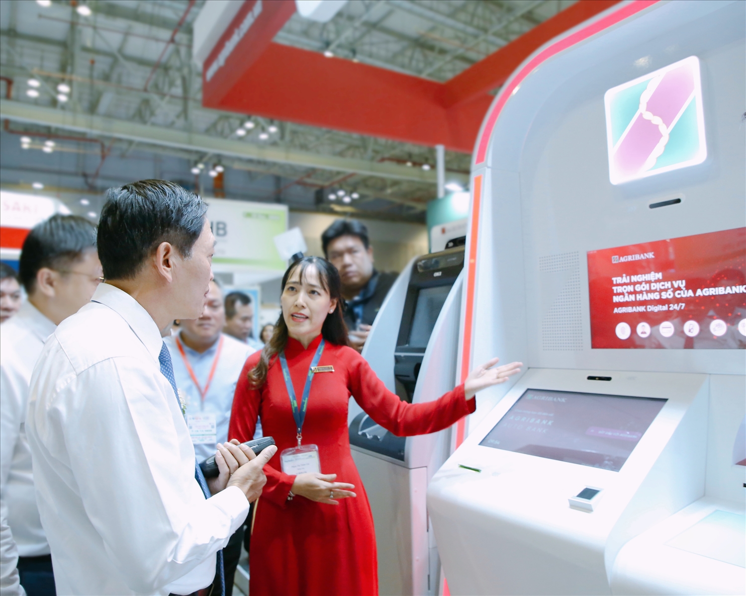 Agribank không ngừng mở rộng kết nối và ứng dụng VNeID trong toàn bộ quá trình cung ứng sản phẩm, dịch vụ ngân hàng