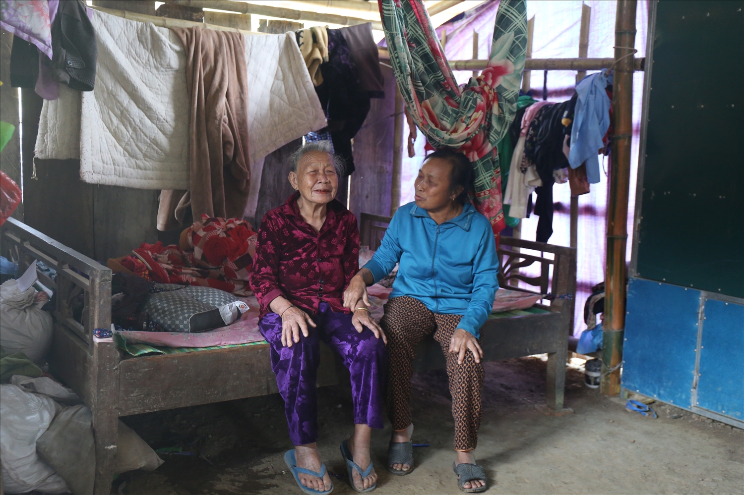 Hai người phụ nữ lớn tuổi trong đại gia đình - cụ Lê Thị Châu và bà Lê Thị Quế đang có chung nỗi lo an cư