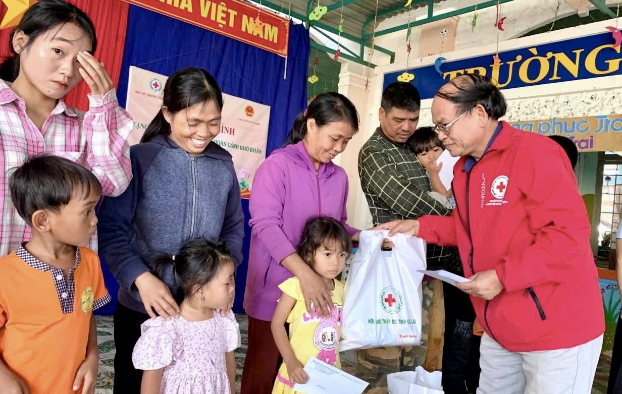 Những phần quà thiết thực là nguồn động viên ý nghĩa cho người dân nghèo, có hoàn cảnh khó khăn khi Tết đến, Xuân về