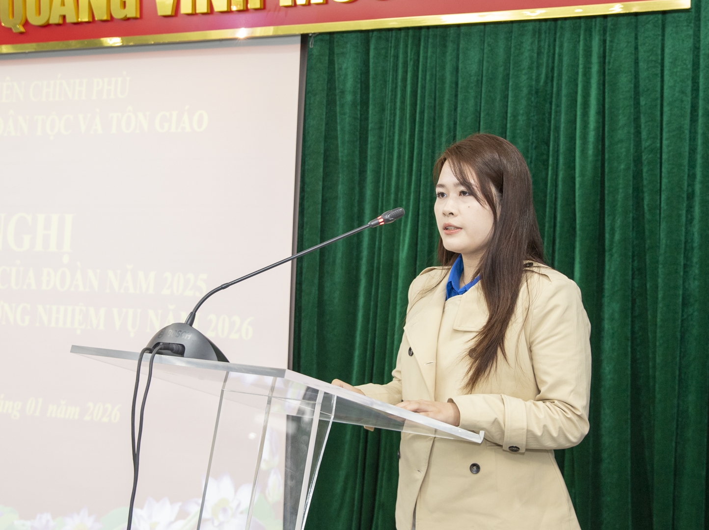 Đồng chí Đào Khánh Linh, Bí thư Chi đoàn Ban Tôn giáo Chính phủ phát biểu tham luận tại Hội nghị