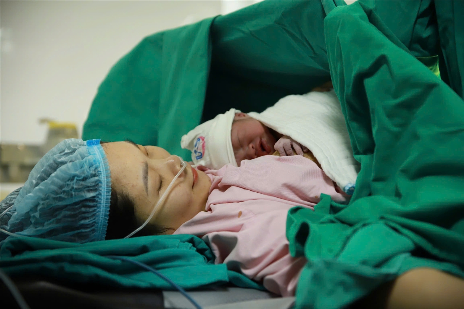 Chị Thư hạnh phúc bên bé trai mới chào đời (ảnh Trọng Bảo)