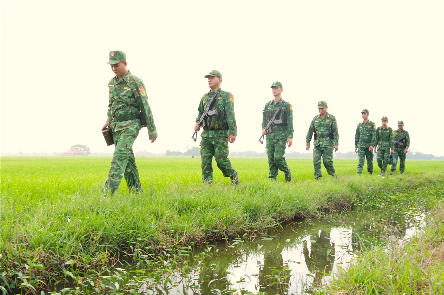 Cán bộ, chiến sĩ Đồn Biên phòng Vĩnh Điều tuần tra, kiểm soát đường mòn lối mở trên biên giới.