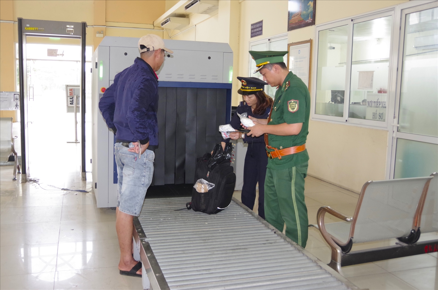 Đồn Biên phòng cửa khẩu quốc tế Tịnh Biên phối hợp Hải quan kiểm tra, kiểm soát người qua lại cửa khẩu đúng quy định của pháp luật.