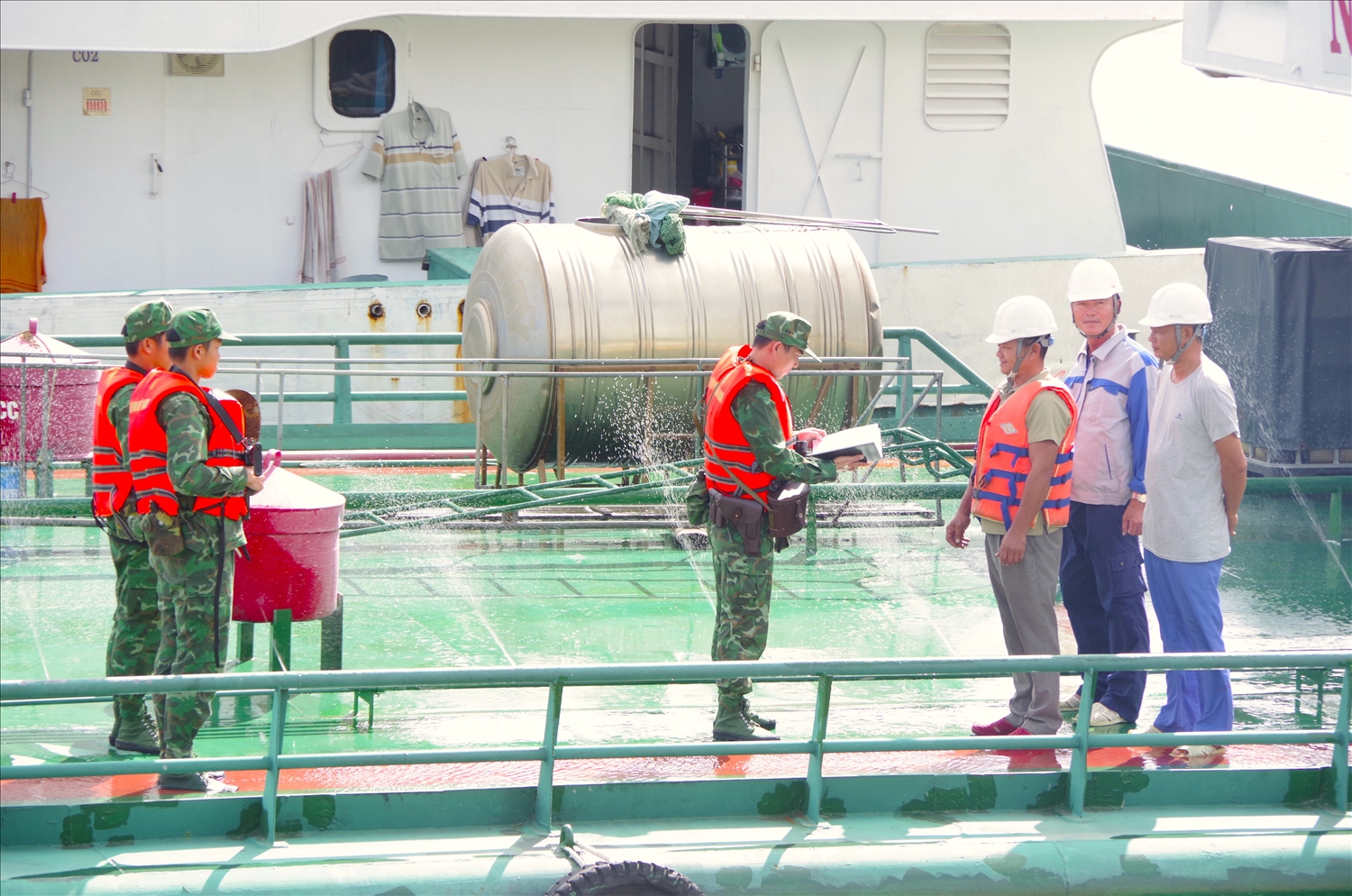 Cán bộ, chiến sĩ Đồn Biên phòng cửa khẩu quốc tế Vĩnh Xương kiểm tra, kiểm soát chặt chẽ người, phương tiện qua lại, neo đậu trên trong khu vực biên giới biển.