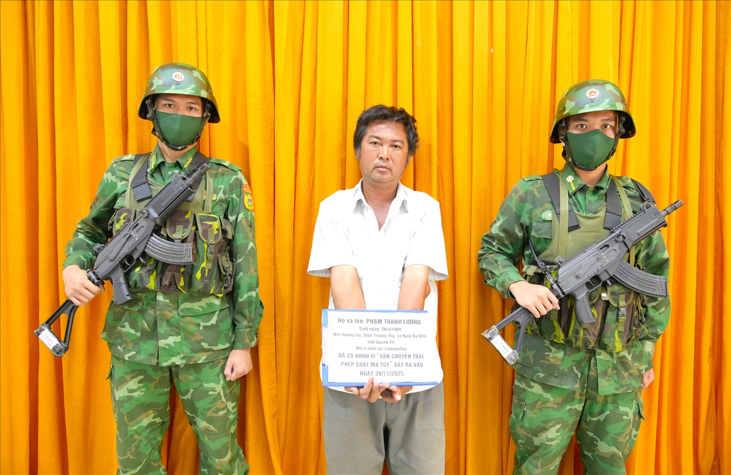  Đối tượng Phạm Thanh Lương vận chuyển 4kg ma túy bị Bộ đội Biên phòng tỉnh An Giang bắt giữ. Ảnh: Tiến Vinh