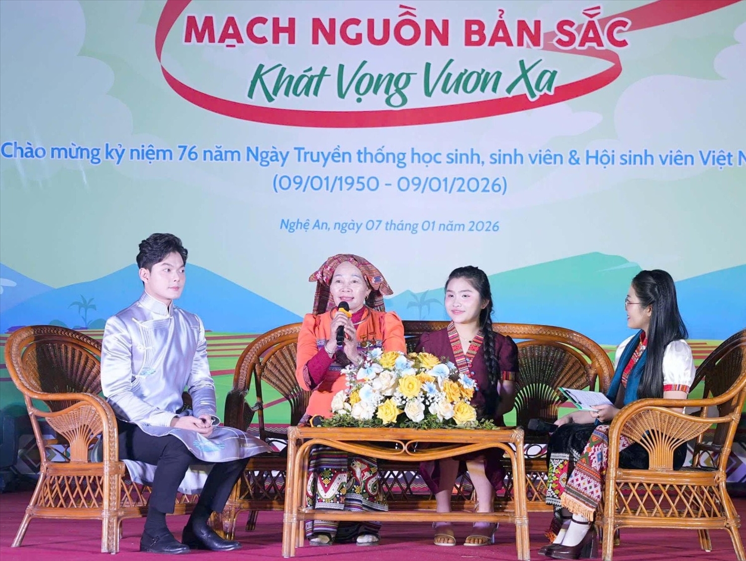 Diễn đàn giao lưu với các nghệ nhân và nghệ sĩ tại chương trình - Ảnh: Thanh Quỳnh