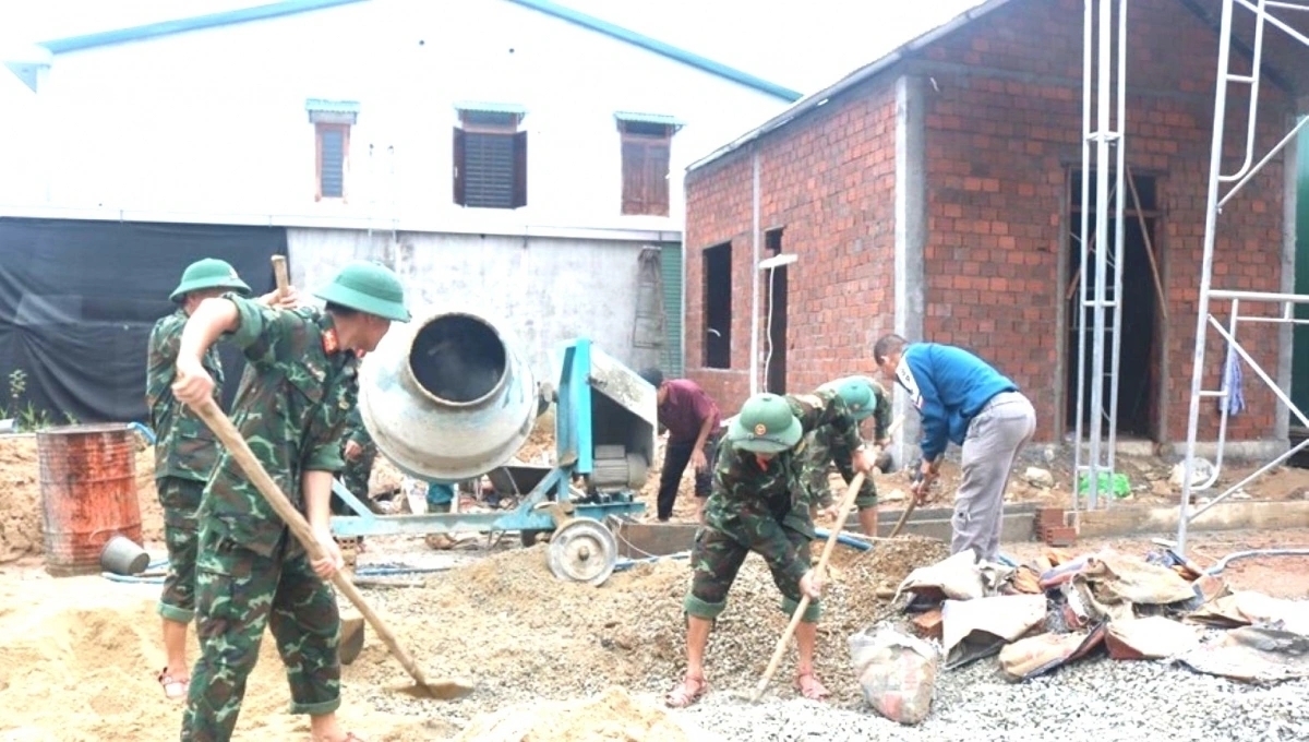 Cán bộ, chiến sĩ Trung đoàn 6, Bộ Chỉ huy Quân sự thành phố Huế hỗ trợ xây dựng, sửa chữa nhà giúp người dân vùng thiên tai (Ảnh IT)