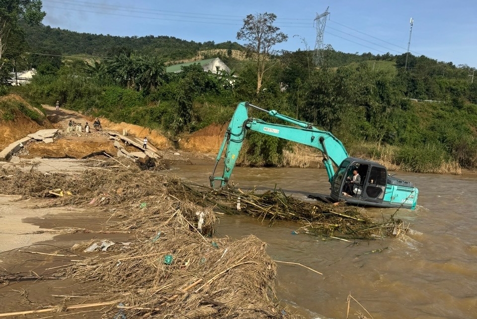 Sau mỗi đợt mưa bão thì xã Đăk Pék khắc phục tạm để các hộ đồng bào DTTS đi lại. (Ảnh: Ngọc Chí)