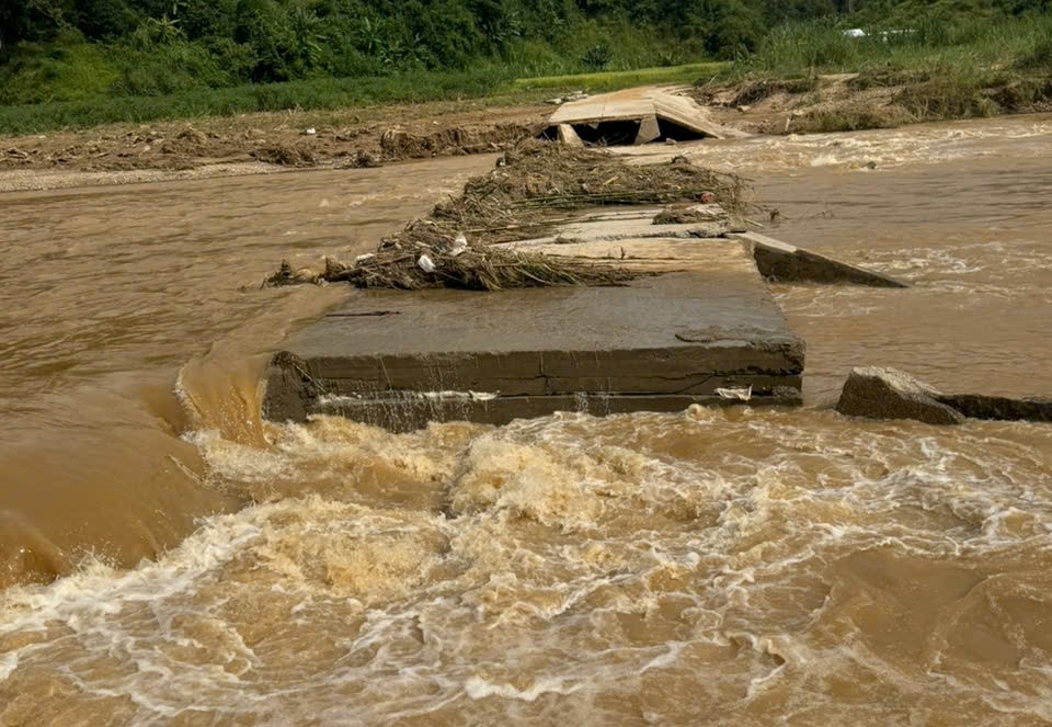 Cầu tràn Đăk Tung bị hư hỏng sau đợt mưa bão cuối năm 2025. (Ảnh: Ngọc Chí)