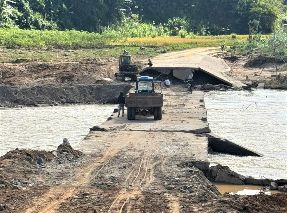 Do khó khăn về kinh phí nên xã Đăk Pék khắc phục tạm bằng cách đắp đất cho các hộ đồng bào DTTS đi lại qua cầu tràn. (Ảnh: Ngọc Chí)