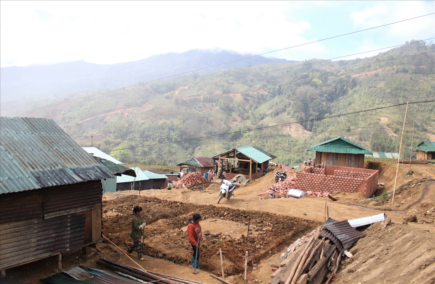 Đồng bào Xơ Đăng làng Chum Tam phấn đấu hoàn thành nhà xây trước Tết Nguyên đán Bính Ngọ, đón Tết sum vầy tại nơi ở mới. (Ảnh: Ngọc Chí)