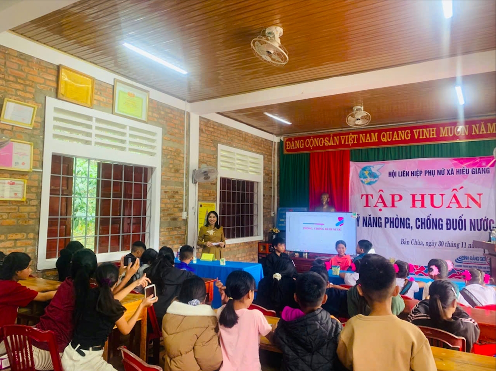 Các em học sinh hào hứng tham gia lớp tập huấn “CLB Thủ lĩnh của sự thay đổi” do Hội LHPN xã Hiếu Giang tổ chức. (Ảnh: P.Thiện)