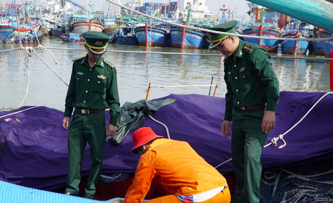 Bộ đội Biên phòng tỉnh Gia Lai kiểm tra các tàu cá. (Ảnh: Đ.Q)
