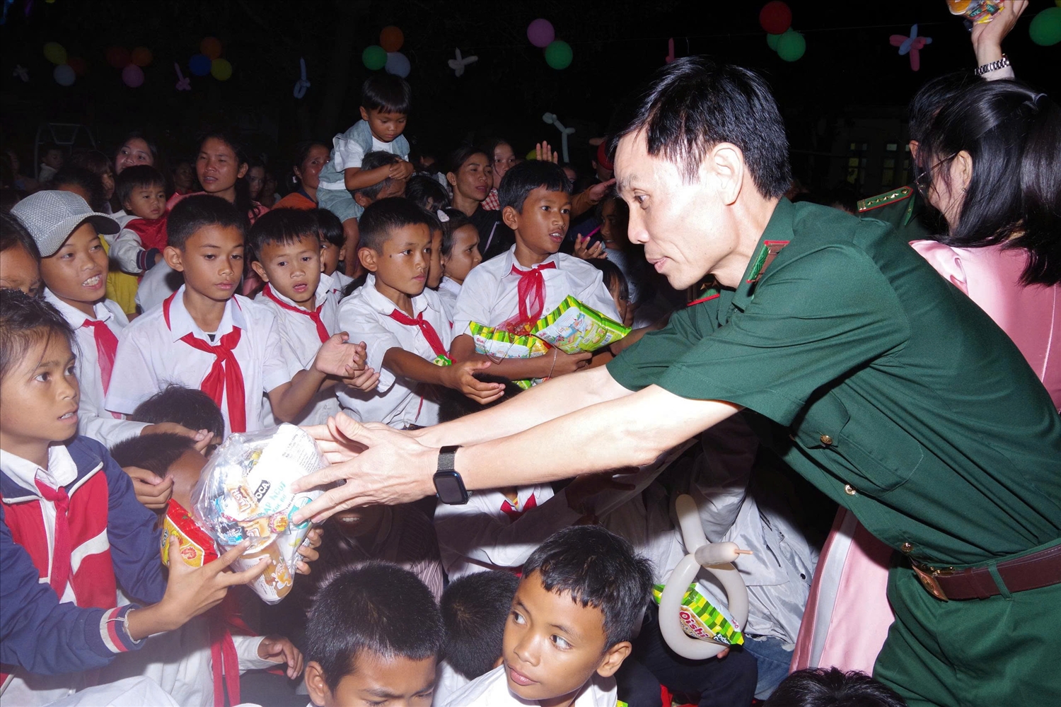 Cán bộ BĐBP Quảng Trị giao lưu, tặng quà cho học sinh vùng biên trong chương trình thứ Bảy về bản