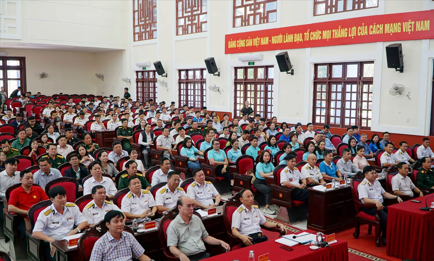 Các thành viên đoàn công tác họp mặt trước khi khởi hành đến các đảo Tây Nam 