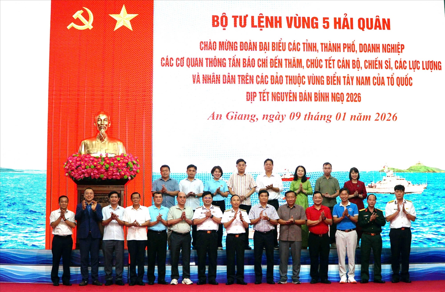 Trưởng và phó đoàn của các tỉnh, thành phố chụp ảnh lưu niệm tại buổi gặp mặt 