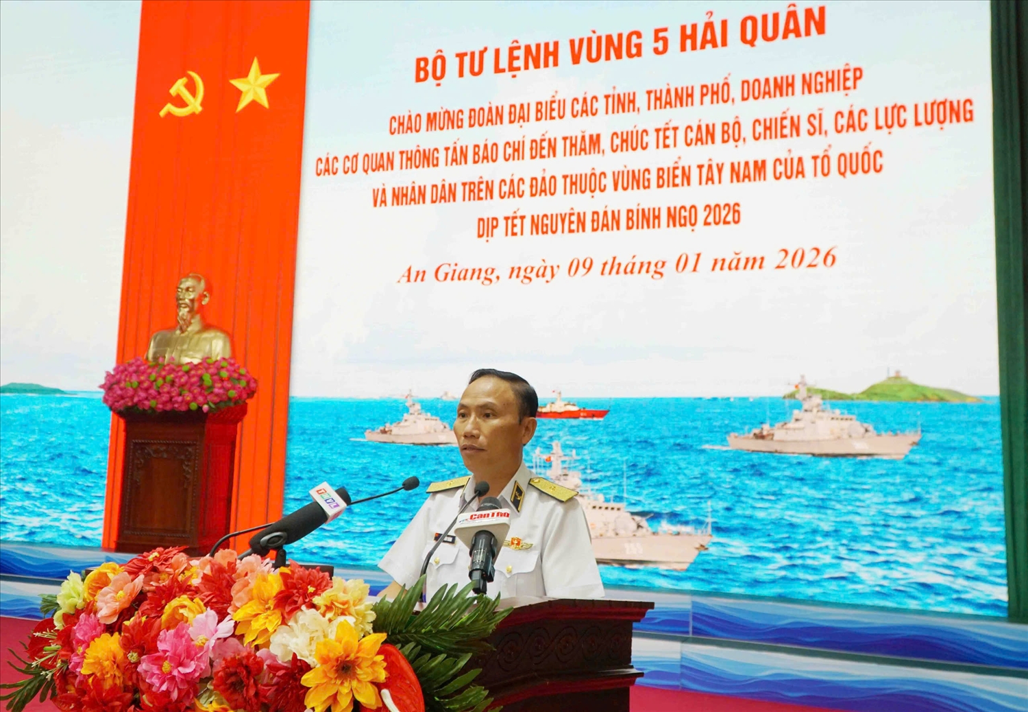 Chuẩn đô đốc Ngô Văn Thành, Chính ủy Bộ Tư lệnh Vùng 5 Hải quân, Trưởng đoàn công tác phát biểu tại buổi họp mặt 