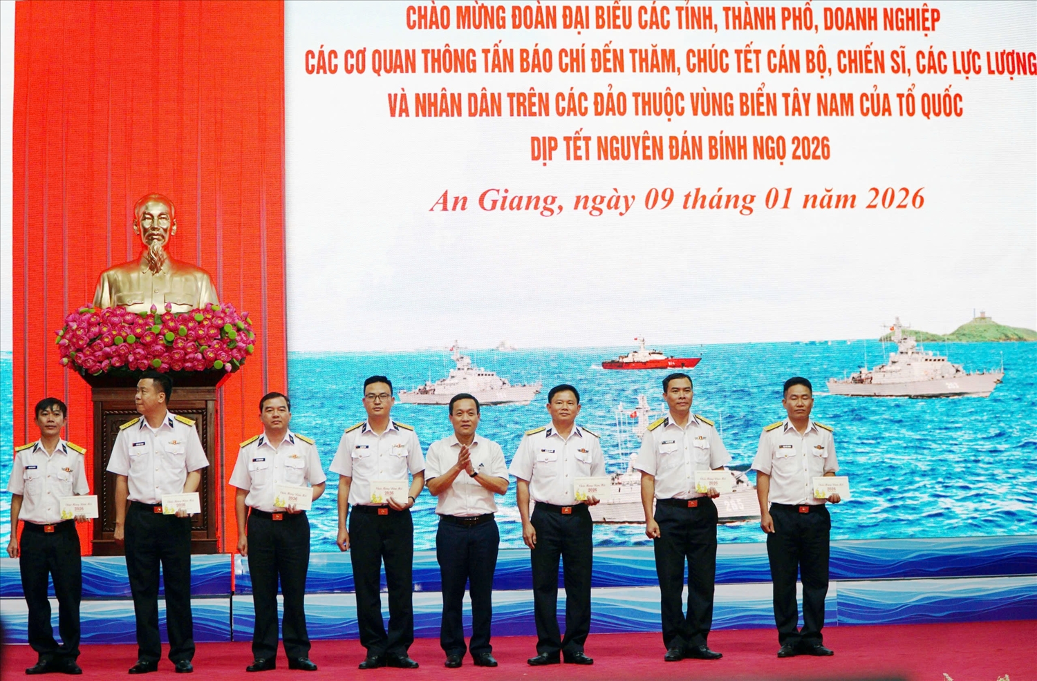 Ông Lý Rôtha, Phó chủ tịch HĐND TP. Cần Thơ trao quà đến các đơn vị thuộc Bộ Tư lệnh Vùng 5 Hải quân 