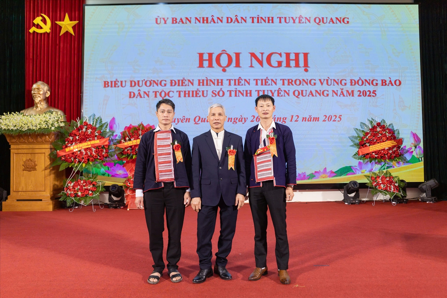 Anh Triệu Chòi Tô (ngoài cùng bên phải) tại Hội nghị biểu dương điển hình tiên tiến vùng đồng bào DTTS tỉnh Tuyên Quang. (Ảnh: Vũ Mừng)