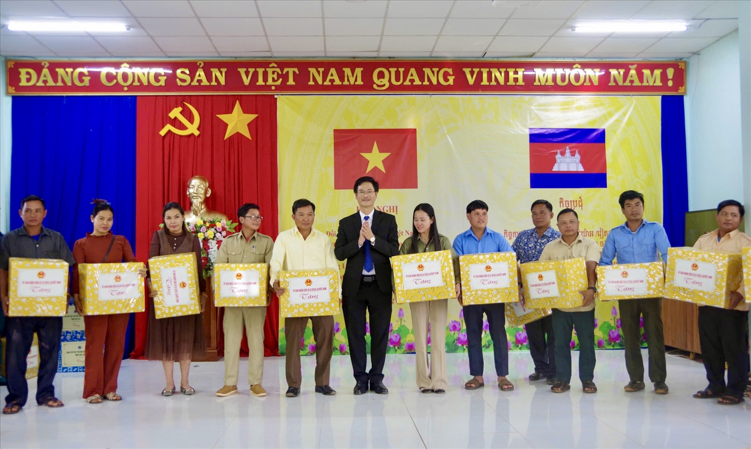 Chủ tịch UBND xã Ia O tặng quà cho đại diện các đại biểu Vương quốc Campuchia