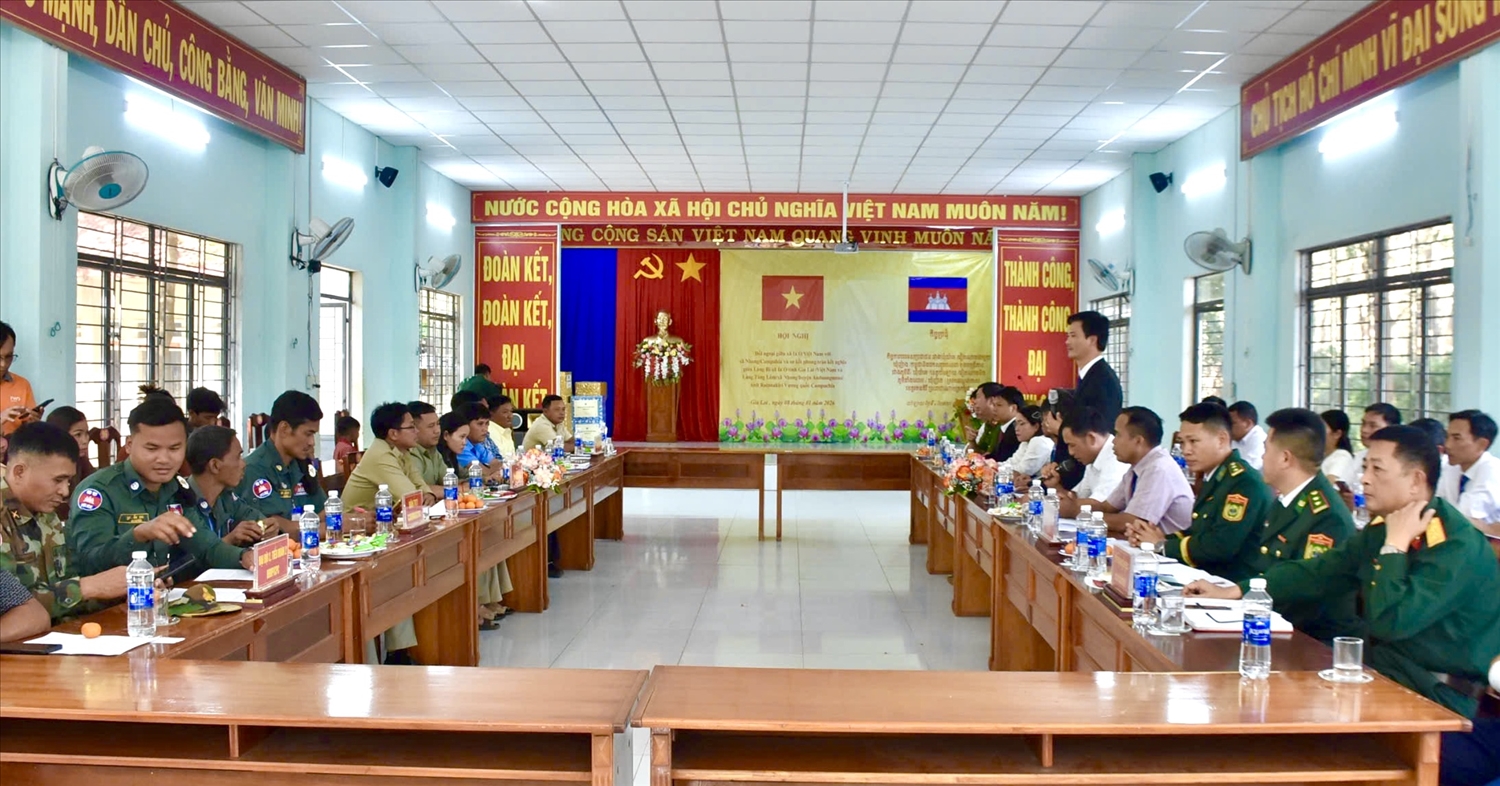 Quang cảnh giao lưu, đối ngoại và sơ kết phong trào kết nghĩa cụm dân cư hai biên giới tại UBND xã Ia O