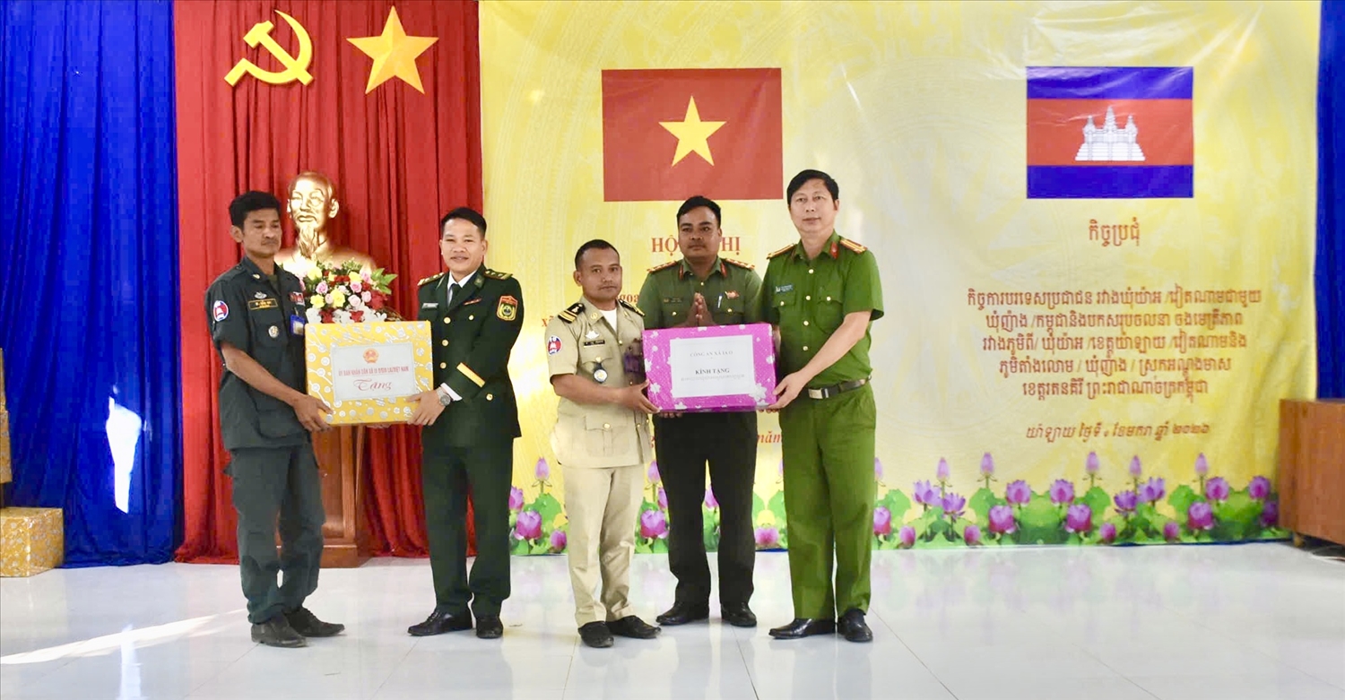 Lãnh đạo Đồn biên phòng và Công xã Ia O tặng quà cho lực lượng bảo vệ biên giới Campuchia