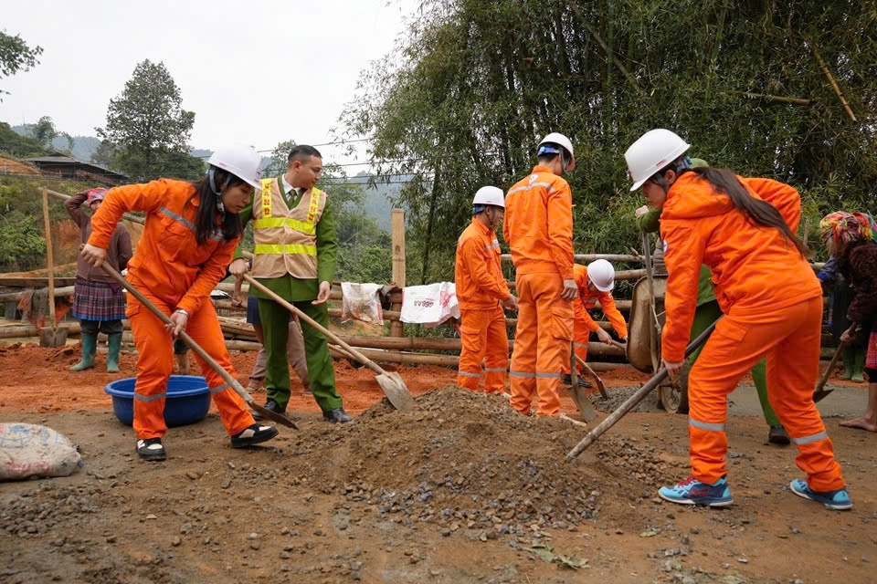 Đoàn viên thanh niên ngành Điện và lực lượng Công an, người dân địa phương trực tiếp thi công tuyến đường vào Điểm trường Tống Trong (ảnh Trọng Bảo)
